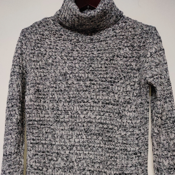 Black & white knit Turtleneck sweater - Picture 2 of 10